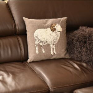 Coussin motif Bélier sur fond gris - Haute Qualité et belle finition - Format 45 x 45 cm