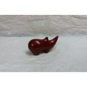 Rhinocéros en pierre naturelle de Kisii - Sculpture design Kifaru - Teinté rouge