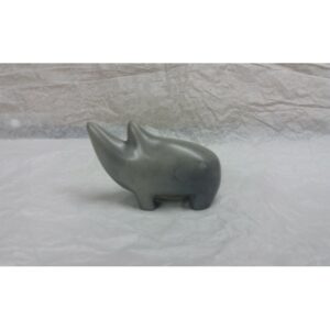 Rhinocéros en pierre naturelle de Kisii - Sculpture design Kifaru - Teinté et ciré gris