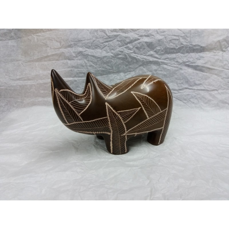 Rhinocéros en pierre naturelle de Kisii - Sculpture design Kifaru - Motifs gravés assortis - Teinté et ciré "chocolat"