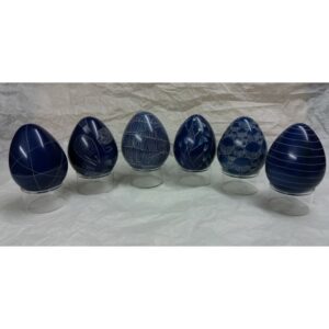 Oeuf à motifs gravés, en pierre naturelle de Kisii - Sculpture design - Teinté bleu indigo
