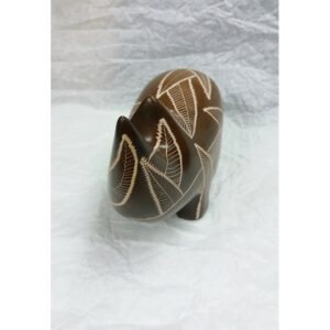 Rhinocéros en pierre naturelle de Kisii - Sculpture design Kifaru - Motifs gravés assortis - Teinté et ciré "chocolat"