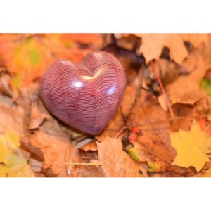Coeur rouge, avec motifs gravés (rayures fines), en pierre naturelle de Kisii - Sculpture design
