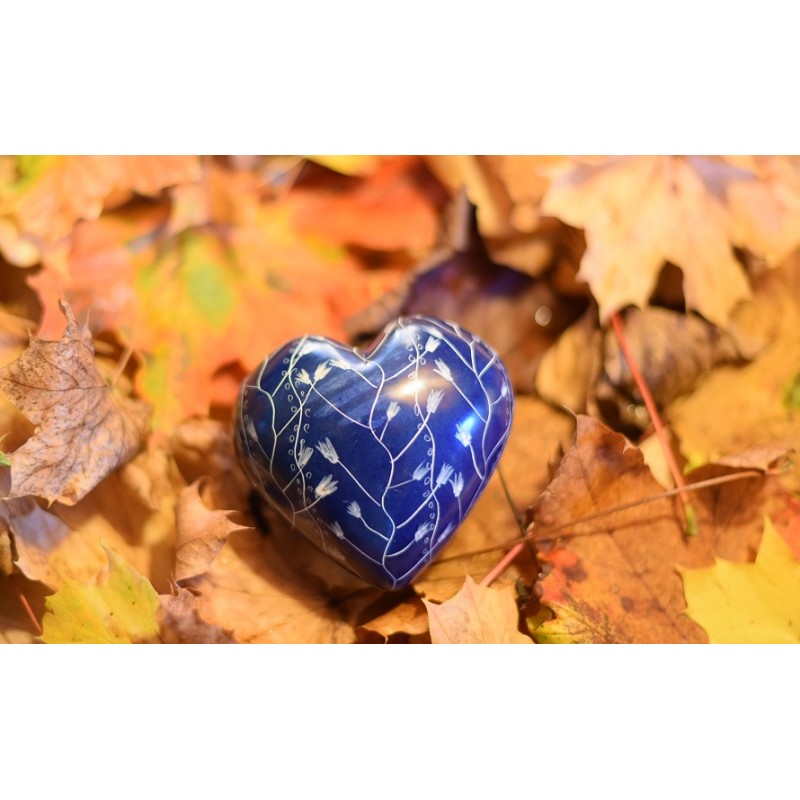 Coeur bleu, avec motifs gravés (petites fleurs fines), en pierre naturelle de Kisii - Sculpture design