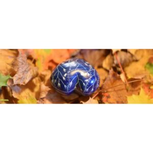 Coeur bleu, avec motifs gravés (petites fleurs fines), en pierre naturelle de Kisii - Sculpture design