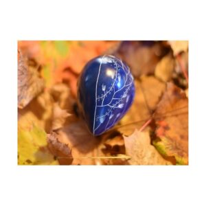 Coeur bleu, avec motifs gravés (petites fleurs fines), en pierre naturelle de Kisii - Sculpture design