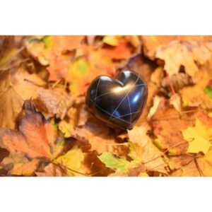 Coeur noir, avec motifs gravés (finement striés), en pierre naturelle de Kisii - Sculpture design