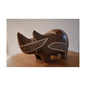 Rhinocéros en pierre naturelle de Kisii - Sculpture design Kifaru - Motifs gravés assortis - Teinté et ciré "chocolat"