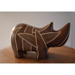 Rhinocéros en pierre naturelle de Kisii - Sculpture design Kifaru - Motifs gravés assortis - Teinté et ciré "chocolat"