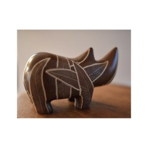 Rhinocéros en pierre naturelle de Kisii - Sculpture design Kifaru - Motifs gravés assortis - Teinté et ciré "chocolat"