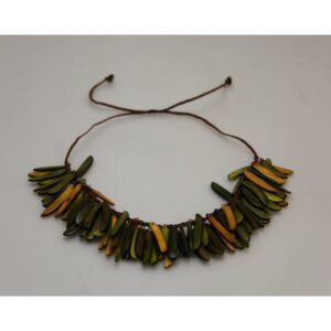 Collier "Flamme" tonalités vertes - ras de cou réglable - Création et réalisation artisanale en ivoire végétal (corozo)