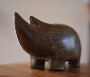 Rhinocéros en pierre naturelle de Kisii - Sculpture design Kifaru - Motifs assortis - Teinté et ciré "chocolat"