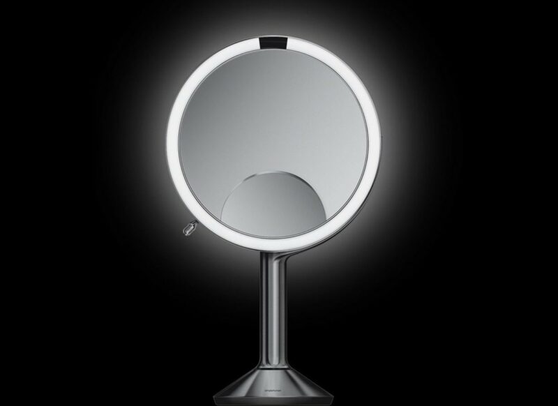 Miroir grossissant TRIO (5x/1x/10x), orientable et pivotant, avec capteur automatique et éclairage réglable - Simplehuman®